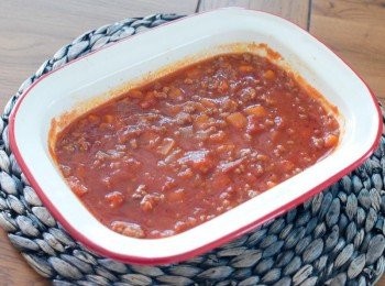 step7: 將羊肉醬倒入烤盤內（如水水的，可以不用下所有的醬汁）