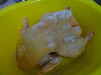 step2: 用鹽焗雞粉塗勻內外， 最少醃5小時