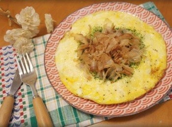 step6: 把可愛的豆腐起士蛋包盛盤~ 撒上海苔粉及柴魚片~~大功告成&gt;///