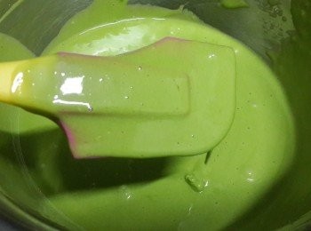 step8: 將過完篩的低筋麵粉倒入，用刮刀拌至幼滑，放置一邊待用