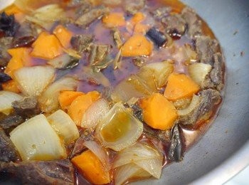 step5: *再放入紅蘿蔔，洋蔥蓋鍋續煮20-30分。熄火。再蓋鍋悶20分。