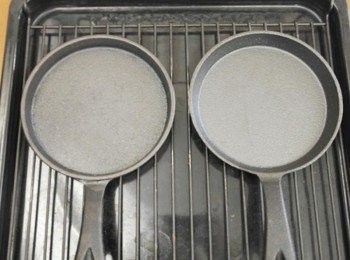 step4: 快半小時的時候將鑄鐵小鍋放入準備預熱210度的烤箱一起烤~