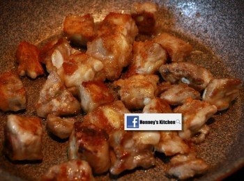 step2: 下油熱鑊, 放入排骨煎香二面