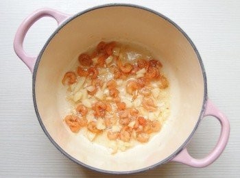 step2: 起油鍋,將蝦米及蒜末爆香。