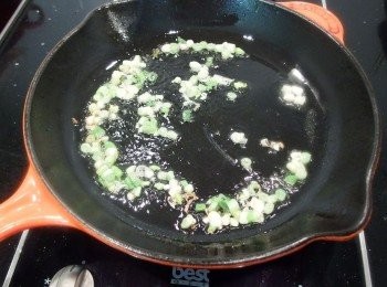 step9: 平底鍋加入一匙油,熱鍋後加入蔥白爆香。