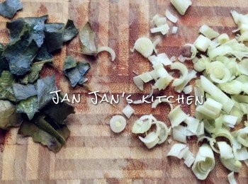 step1: 將檸檬葉及香茅切碎備用。<a href="https://bit.ly/3zHU5V3" target="_blank" data-keyword="雞翼" class="guide-link"><strong>雞翼</strong></a> <span style="display:inline-block;vertical-align:middle;margin-top:-3px;color:initial;border-radius:3px;padding:2px 3px;font-size:12px;line-height:14px;background:#87d300;color:#fff;">即買</span> 用醃料醃最少半小時或更長時間。<a href="https://bit.ly/3zHU5V3" target="_blank" data-keyword="雞翼" class="guide-link"><strong>雞翼</strong></a> <span style="display:inline-block;vertical-align:middle;margin-top:-3px;color:initial;border-radius:3px;padding:2px 3px;font-size:12px;line-height:14px;background:#87d300;color:#fff;">即買</span> 背面用刀割一刀才醃較為容易入味。