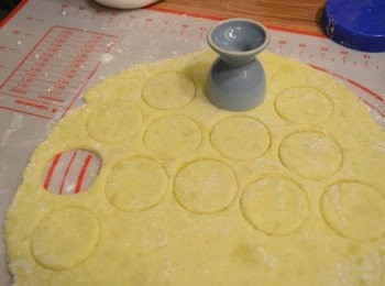 step5: 薄後再撒些許麵粉在麵片上，然後用圓形的模具壓出小圓片，剩下來的邊角麵皮料再擀開再壓模，直到壓完為止。（也可以按個人喜歡壓出或造出不同形狀馬鈴薯餅。）