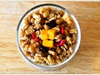 step5: 最後在上層鋪滿綜合水果穀片，想吃甜一點，可再酌量添加蜂蜜。