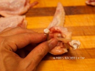 step2: 接著左右手的食指、拇指各抓著一支骨頭，然後順勢將雞肉往下推。