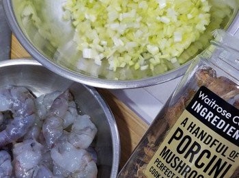 step1: 韮黃切細粒。蝦剝殼，用鹽，豆粉洗淨抹乾水； 1隻切 3 份。