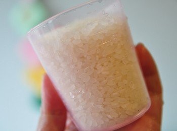 step2: 再取一量杯白米，放入鍋中以溫冷水，以手指尖順時針輕輕繞洗再瀝水，反覆三次，再將洗淨白米放入內鍋中，取約1杯水倒於內鍋，外鍋為1.2杯水