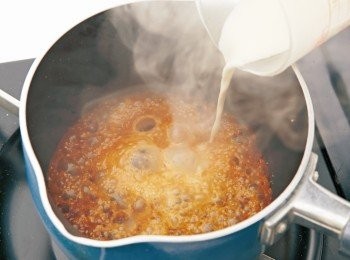 step11: 煮出焦糖色後熄火，慢慢將已加熱的鮮奶油加一半的分量進去。 這時候會冒出熱燙的蒸氣，小心別被燙傷。