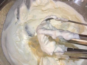 step7: 跟住分開2-3次加入砂糖再打，打至企身便可