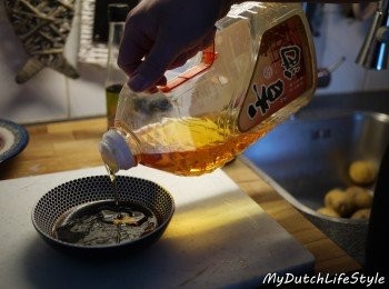 step1: 先將所有醬料混合，香油可依各個人口味來添加與否。