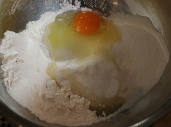 step1: 麵粉過篩，加入鹽、糖拌勻，然後加入油和雞蛋略搓。