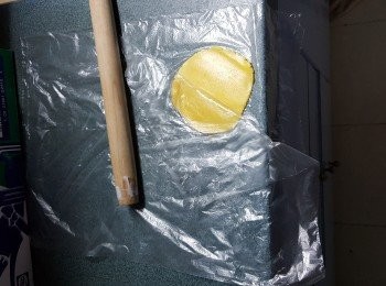 step11: 當皮雪硬身後要搓皮時，取出用一個食物袋，將食物袋剪開一邊，打開一邊袋放入一塊皮,夾住塊皮搓闊先包餡(用食物袋更易操作)