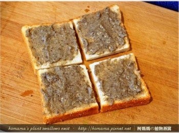 step3: 將芝麻口味的黑木耳雪綿酪，直接塗抹在白吐司塊上。