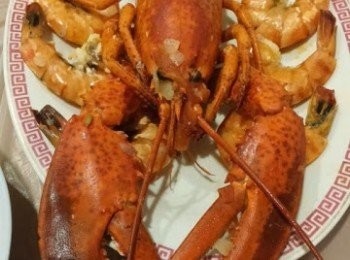 step6: 將所有的海鮮撈起瀝乾，放在大盤中 (避免過熟)