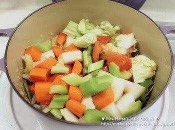 step7: 原鍋倒入所有蔬菜炒一會
