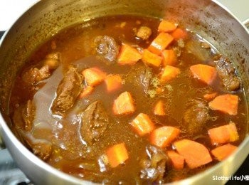 step9: 燉煮1.5小時之後再將胡蘿蔔丟入悶煮30分鐘即可完成!