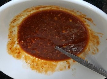 step3: 將雞粉，糖，胡椒粉，黑椒，乾蔥，蒜頭，薑，麻油，黃酒，韓式辣椒醬撈混