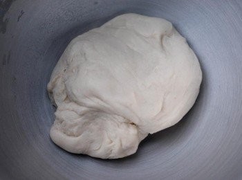 step2: 用手將麵糰大力搓約10分鐘，可加少許水（如麵團太濕潤，可加點麵粉）搓至麵團表面光滑，有彈性便可