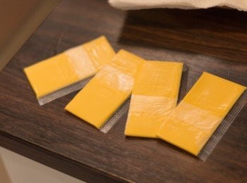 step3: 芝士片每片中間剪開成兩片