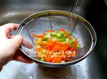 step1: 西芹去纖維 , 甘旬去皮 , 分別將甘旬切絲 , 西芹切粒 , 用水沖一沖洗及瀝乾