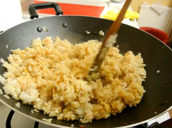 step3: 拿起雞肉後, 用同一個鍋, 落3湯匙油, 落雞蛋, 蛋白接近成形時炒散, 落冷飯炒勻

飯炒至鬆散後落洋蔥, 炒2分鐘後落鹽, 糖, 白胡椒粉後再炒勻, 其後落生抽, 魚露, 炒勻後落咖哩粉後再炒飯再干身