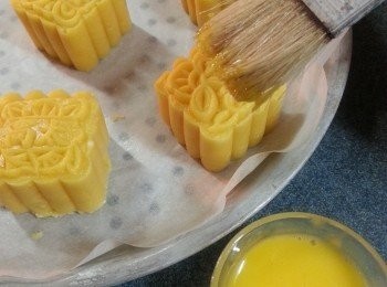 step17: 取出搽蛋漿1次,只搽面及外邊位部份,不要搽太多,如蛋漿落坑要掃走,搽完等5分鐘搽多1次,再用200c波4分鐘,中途2分鐘轉一次位置,焗好後輕手反轉底部波1-2分鐘即可