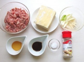 step1: 準備所有材料。蔥段/薑絲/水=進行絞肉"打水"用。