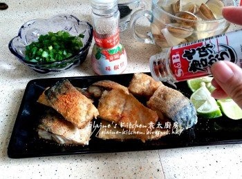 step15: 盛起放在廚紙上吸取油份 , 放上碟後灑上椒鹽及七味粉 , 青檸切件拌碟即可