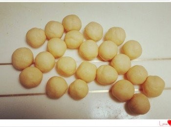 step3: 麵團再捏成長條，然後分成等分大小再揉成一顆顆的小團，再在小團表面蘸上少許芝士粉裝飾。