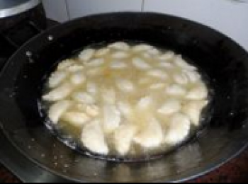 step8: 炸少許金黃就要撈起來。