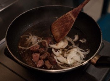 step6: 下洋蔥，並倒入醬汁