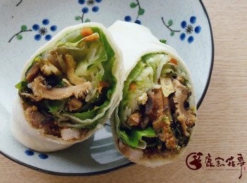 step6: 最後將潤餅切斜角對半即完成囉