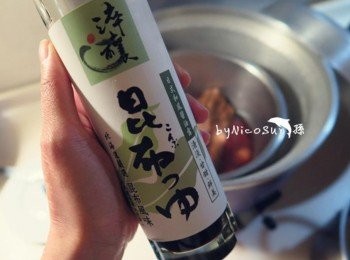 step2: 大腸用可樂裡外清洗過.川燙血水.放入淬釀昆布露和蔥薑蒜少許冰糖 下鍋滷約1小時(電鍋要按兩次)