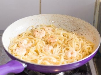 step5: 煮至水份大約蒸發掉 1/3 之後，加入已隔水的意粉及蕃茜碎炒勻，多煮約 1 分鐘讓意粉吸收汁料，下鹽和黑椒碎調味拌勻，試味後即可上碟