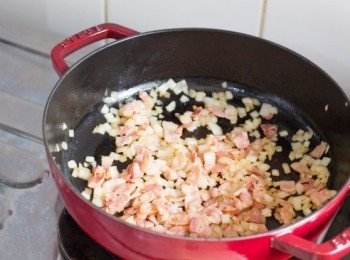 step3: 下洋蔥粒炒約 5 分鐘至軟身呈透明金黃色