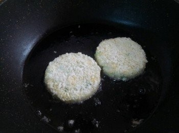 step16: 平底鍋中倒入適量油 , 用中火燒熱 , 再把可樂餅加入