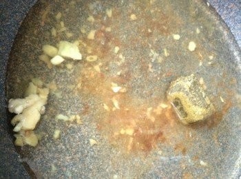 step2: 煎PAN不用洗(PAN 中應該會有蒜蓉同海鮮既香味), 直接加水, 咖哩磚, 煮溶, 至想要既濃度同汁既份量