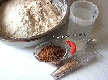 step1: 製作《中種麵團》：

中筋麵粉：           300g
全麥粉：             100g
溫水：               220g
黑糖粉：              40g
酵母粉：               3g

所有<span class="group_1">食材</span>量秤好
先將黑糖粉溶入溫水中拌勻開來。

※溫水指的是手摸起來不燙的水溫，約在 35~40度間。