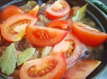 step6: 再將蕃茄、雞湯及香葉加入，大火煮滾。