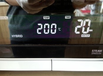 step6: 水波爐以200度預熱，HYBRID模式，有肉的一面向上，烤焗20分鐘。