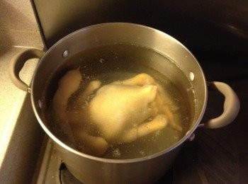 step1: 雞洗淨，放進滾水加鹽大火煮半小時 （水要蓋過雞）
