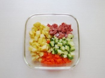 step2: 將所有材料都切細丁。