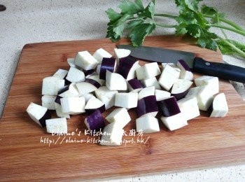 step6: 炆肉燥期間將茄子洗淨抹乾水份後切粒