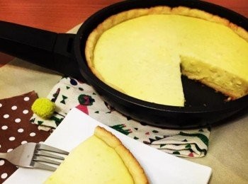 step5: 30分鐘後就會滿屋子起士蛋糕香了！當表面呈金黃色並且晃動鍋子時中間餡料不會跟著動或起波紋，就代表烘烤完全囉！稍微放涼一點就可以切開來吃啦，放進冰箱隔天冰冰的更好吃喔～