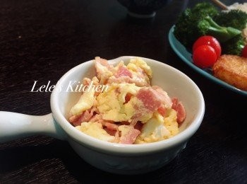 step3: 充滿香氣的培根鮮奶炒蛋
上桌啦！
濃濃的蛋香搭配著培根本身迷人的鹹味
是一道簡單又好吃的 早午餐亮眼配角唷
找一天慵懶又優閒的假日 來試試看吧^^