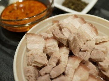 step3: 3. 腩肉切片，淋上調味汁即成。